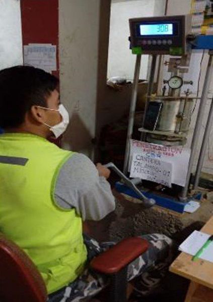 Un hombre que lleva una máscara está sentado frente a una máquina.