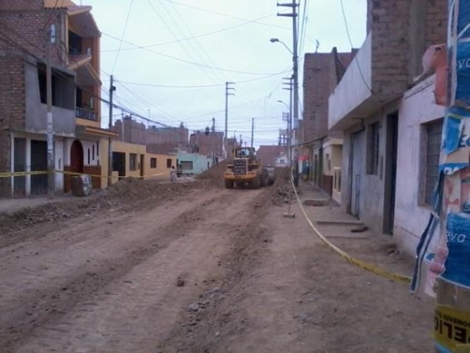 Una excavadora está trabajando en un camino de tierra