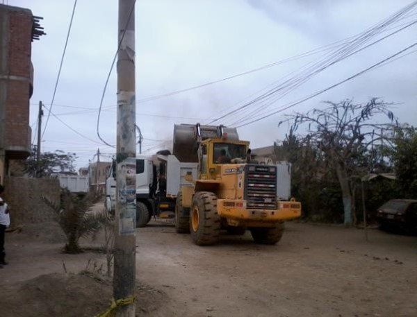 Una excavadora amarilla avanza por un camino de tierra
