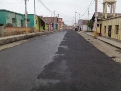 Una calle con muchas casas