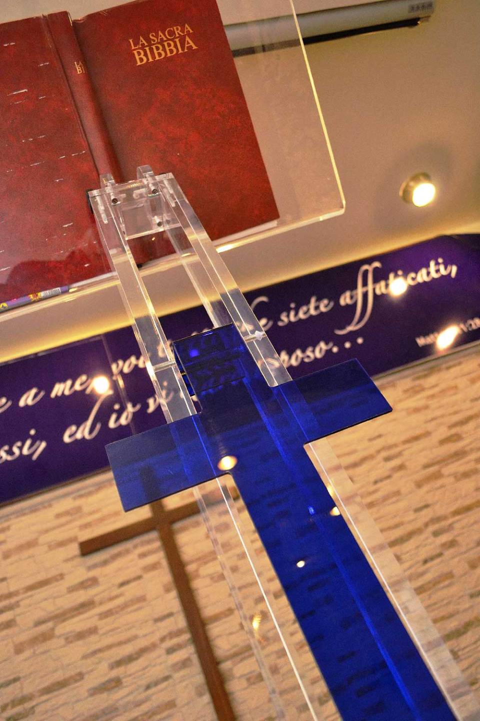 leggio in plexiglass con Sacra Bibbia