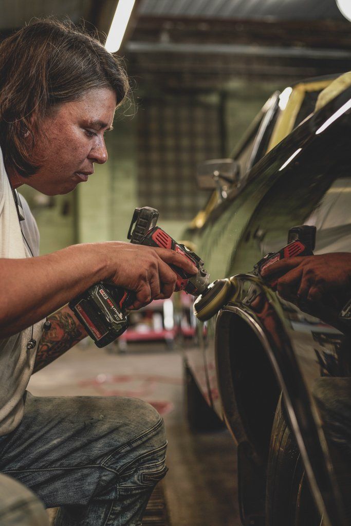 side view of mechanic buffering car