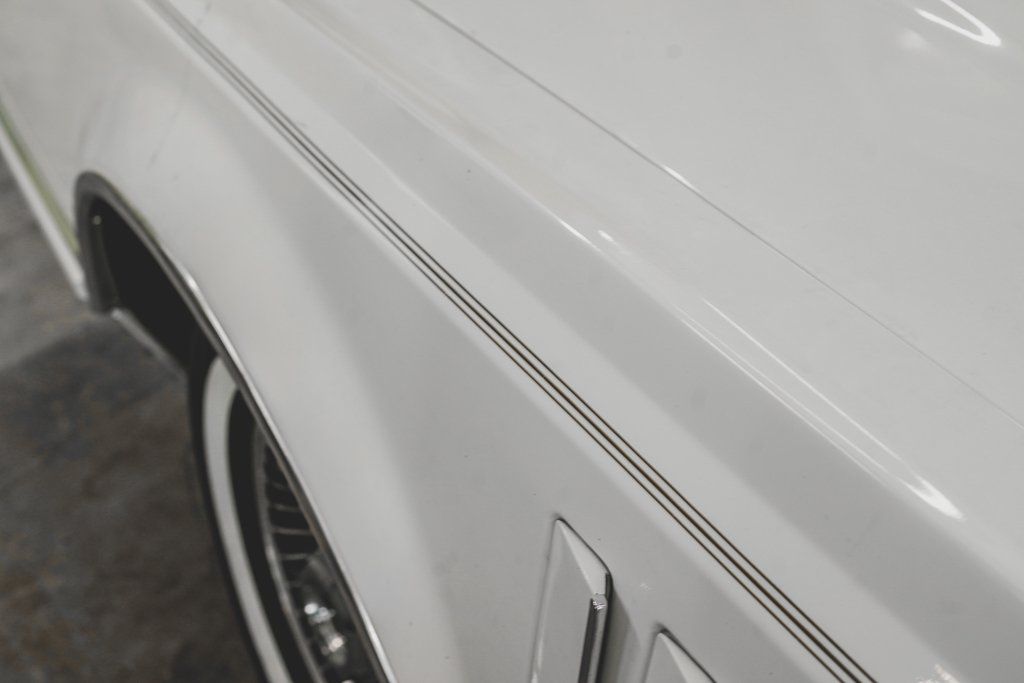 close up of black pinstripes on white lincoln