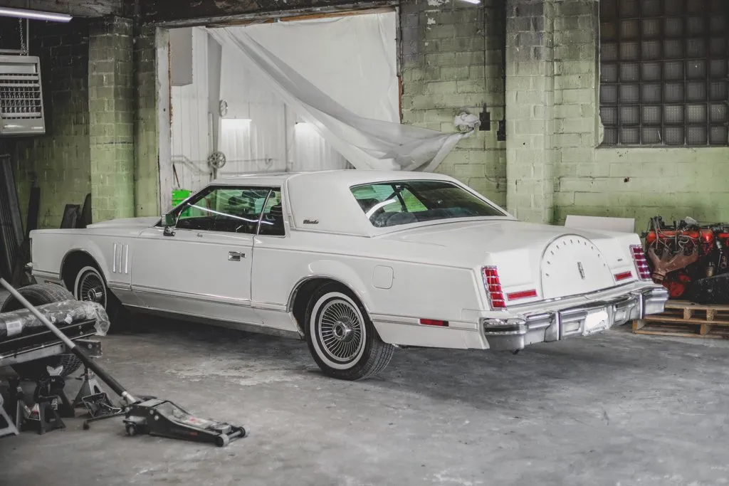 rear side view of lincoln car