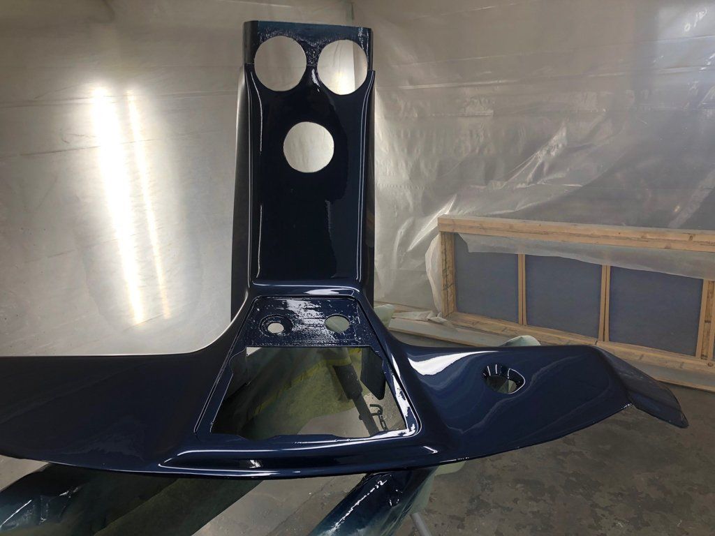 central console with cup holders in painting room