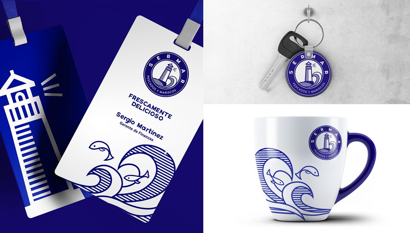 Marca azul y blanca que presenta un faro, olas y un logotipo en credenciales de identificación, llaveros y una taza.