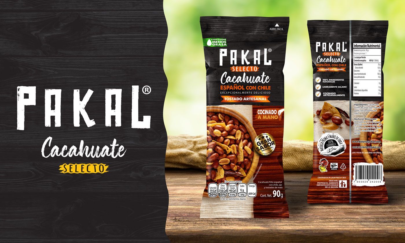 Embalaje de producto de maní sazonado “Pakal”, frente a un fondo de madera.