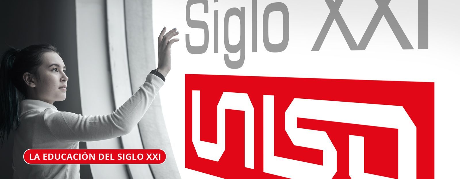 Una joven se acerca a una ventana. El texto dice