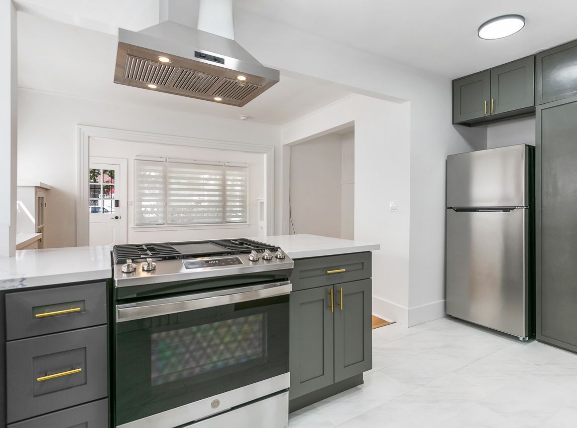 Bright kitchen with plenty of space and a dining room nearby