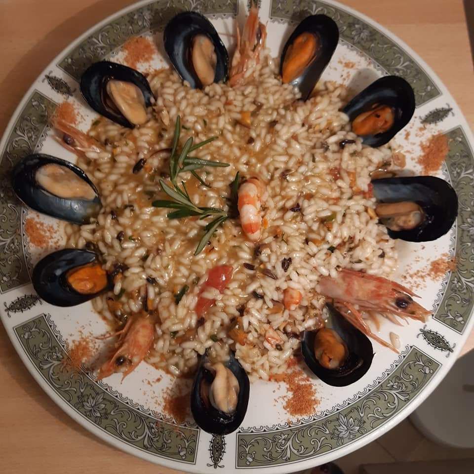 Un piatto di cibo con sopra cozze e gamberi