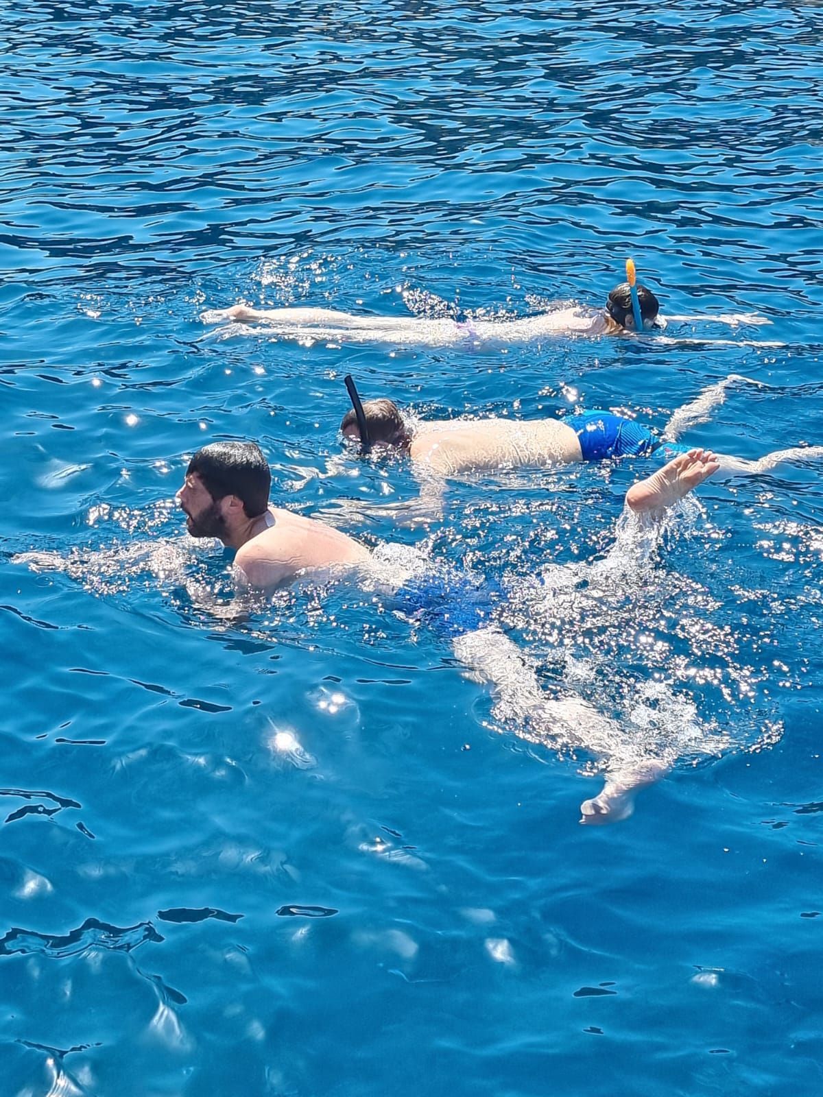 Un gruppo di persone sta nuotando nell'oceano.