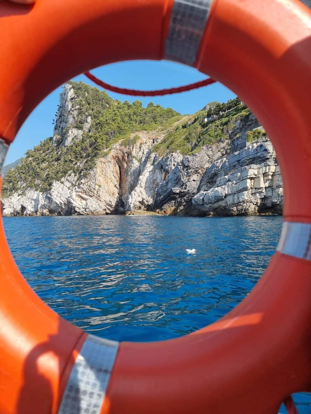 Un salvagente è appeso sopra uno specchio d'acqua