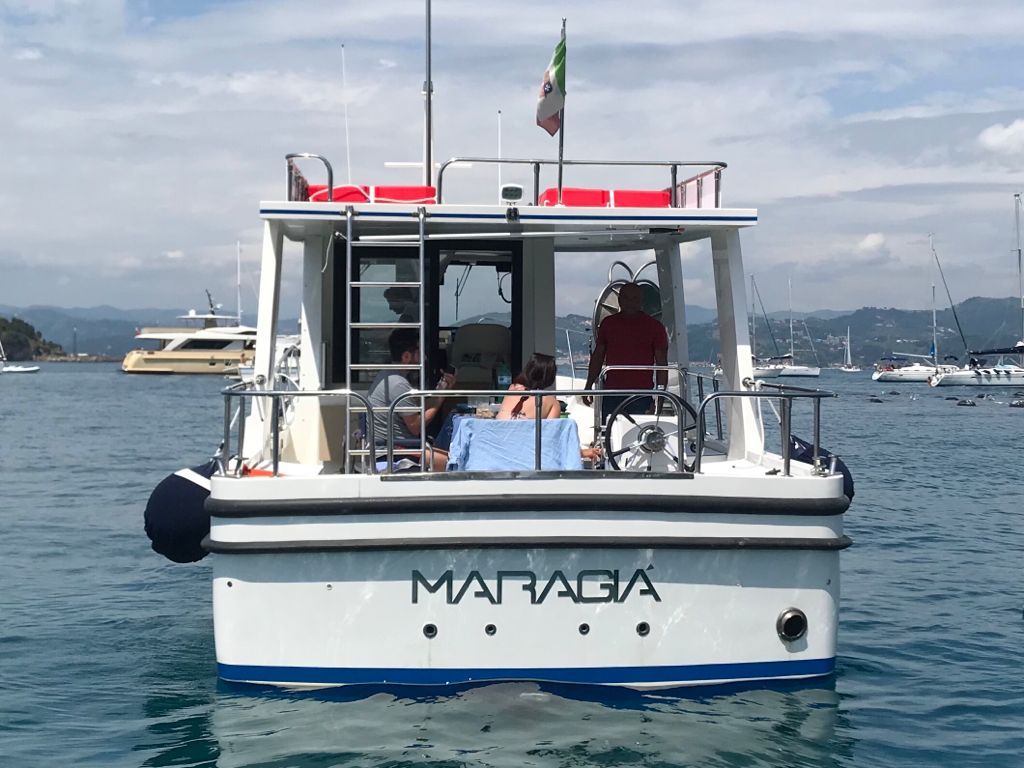 Il retro di una barca con la scritta maraga