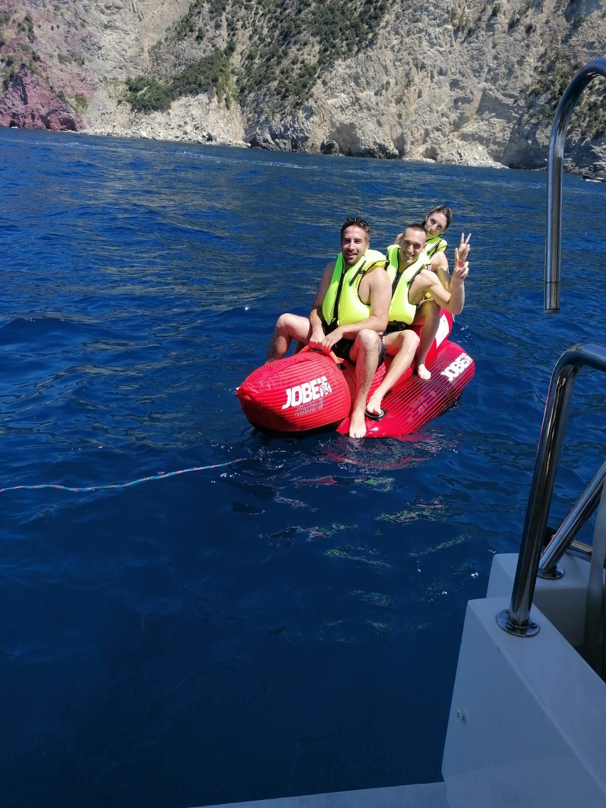 Un gruppo di persone sta viaggiando su un gommone nell'oceano.