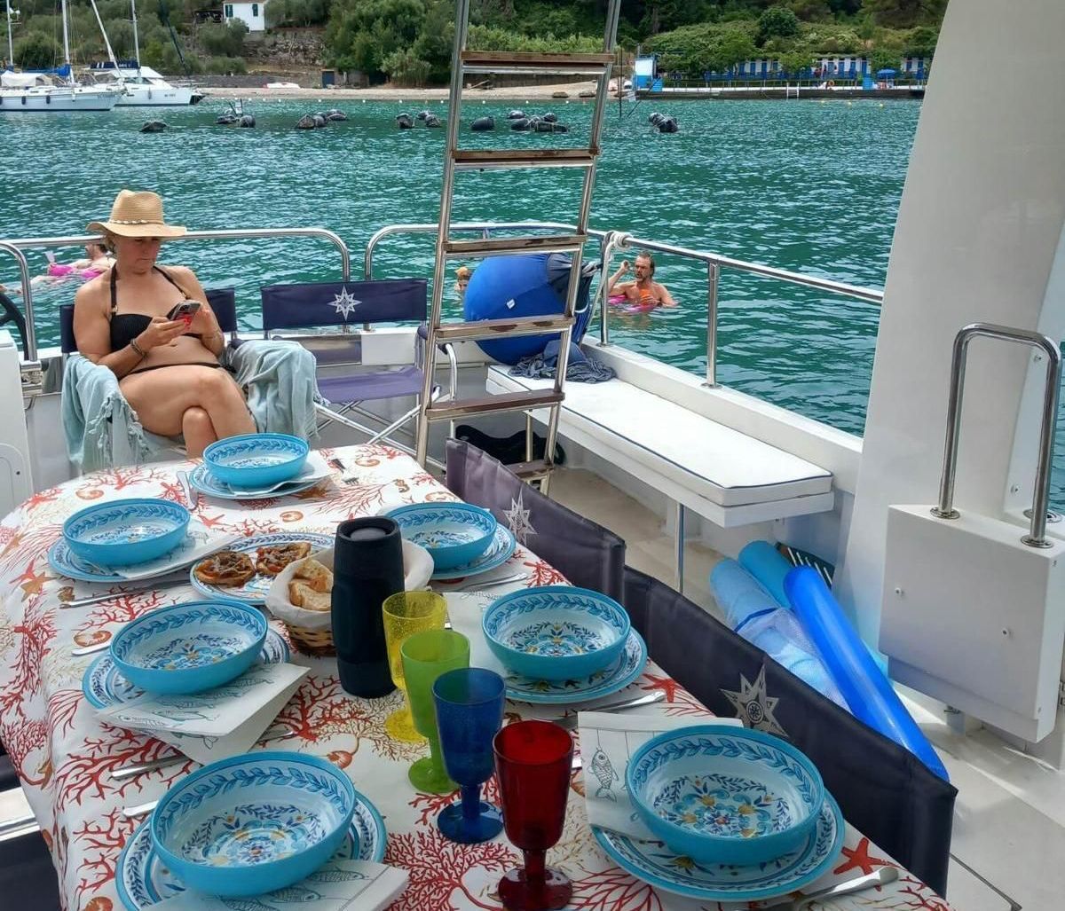 Una donna è seduta su una barca e guarda il suo telefono