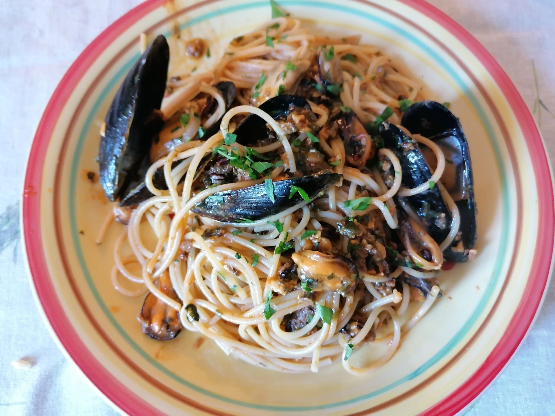 Un piatto di spaghetti e cozze su un tavolo