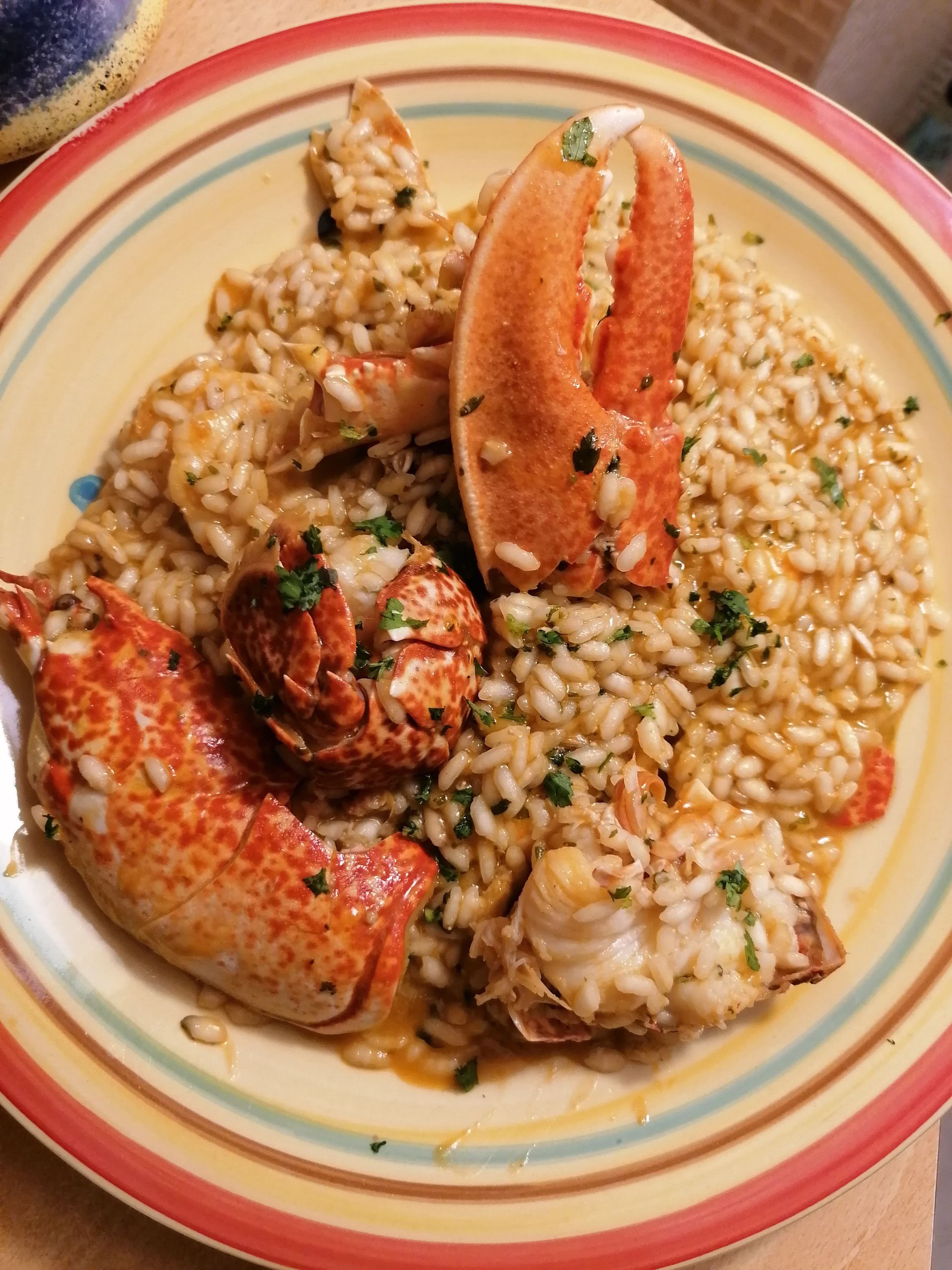 Un piatto di cibo con aragosta e riso su un tavolo