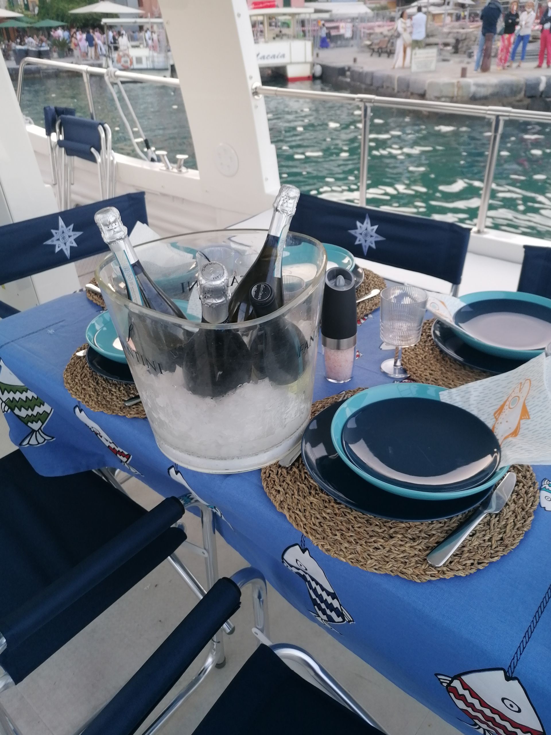 Un tavolo con piatti e un secchio di vino sopra