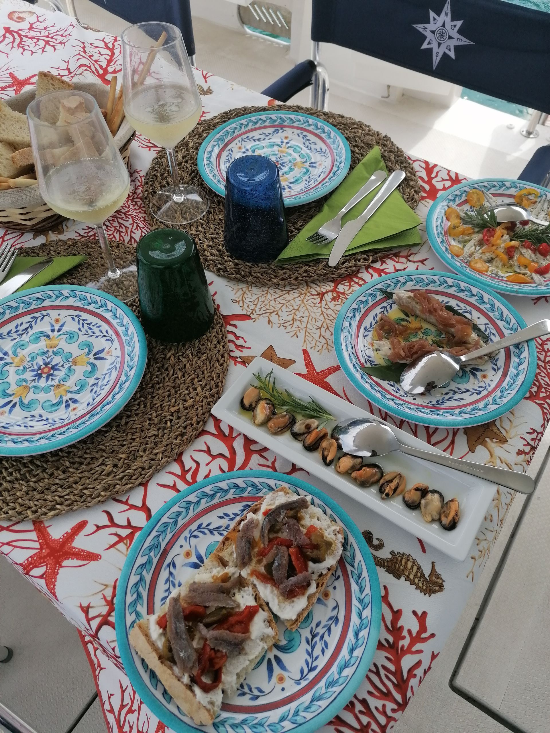 Un tavolo con piatti di cibo e utensili sopra