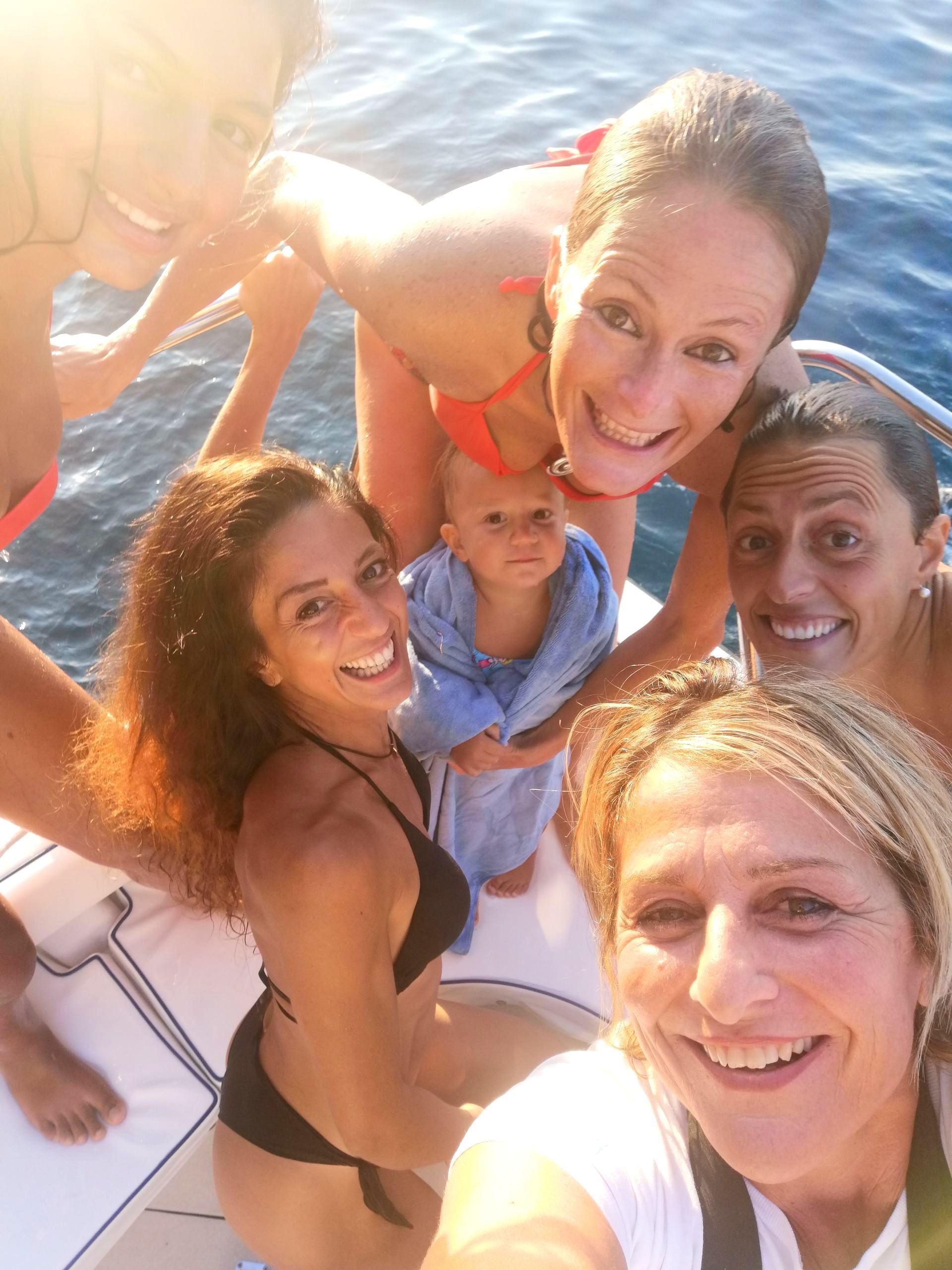 Un gruppo di donne posa per una foto su una barca.