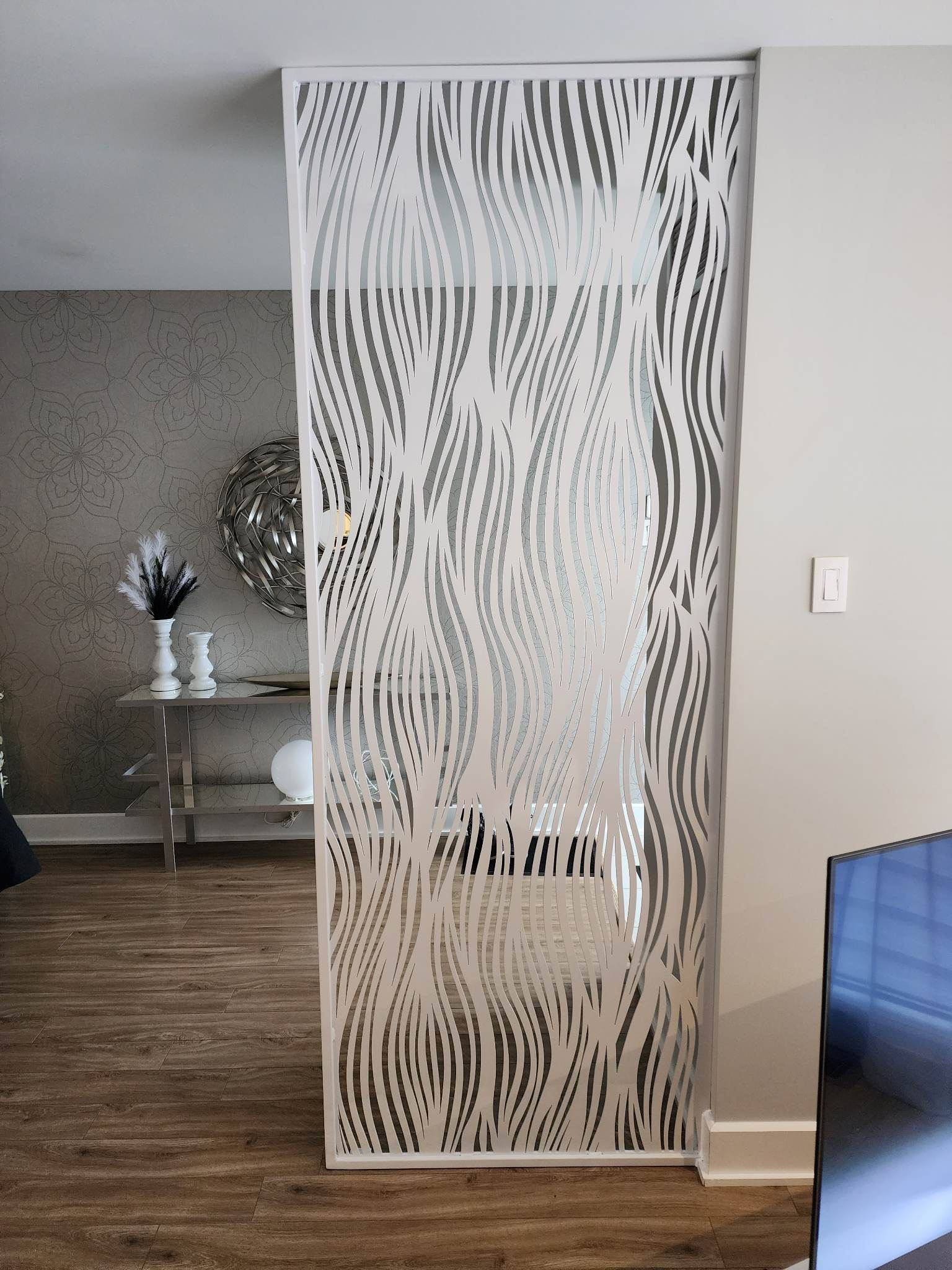 Un séparateur de pièce dans un salon avec un imprimé zèbre dessus.