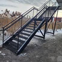 Un ensemble d'escaliers menant à un bâtiment dans la neige.
