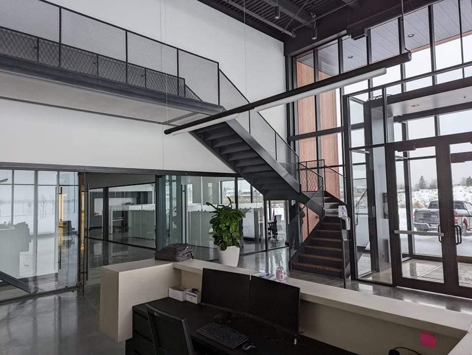 Il y a un escalier au milieu de la pièce.