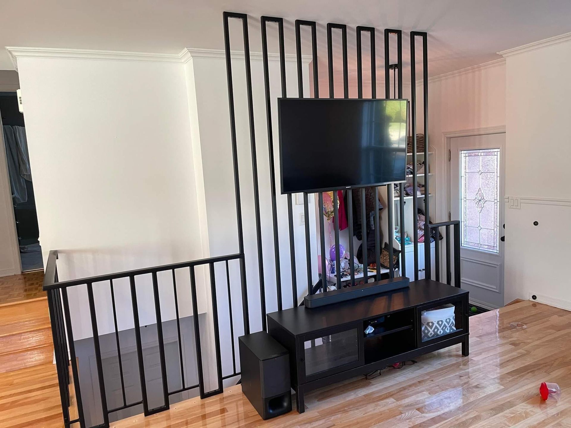 Un salon avec une télévision à écran plat fixée au mur.