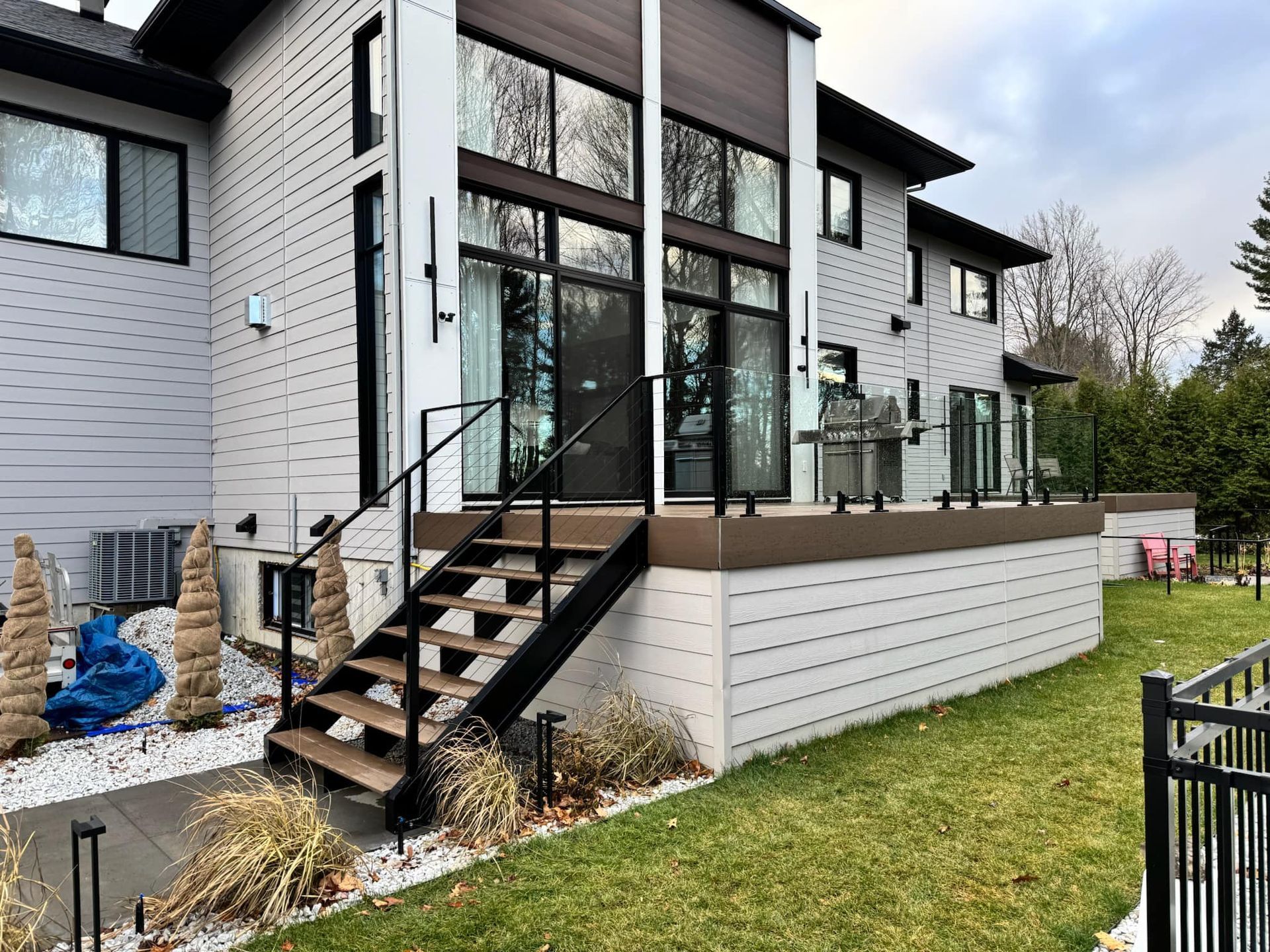 L'arrière d'une maison avec des escaliers menant à la terrasse.