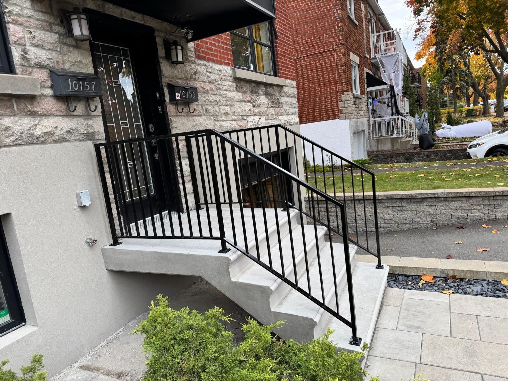 Un ensemble d'escaliers menant à une maison avec une rampe en fer forgé.