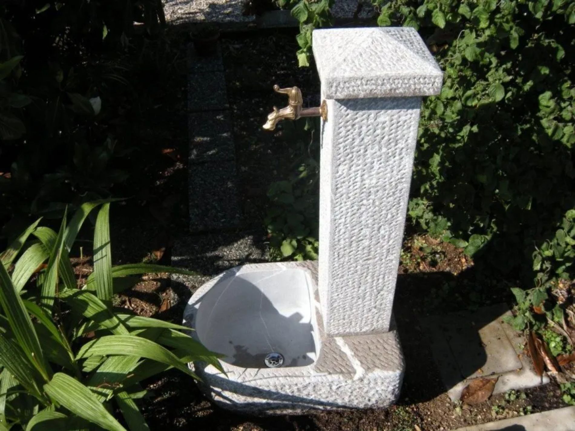 fontana realizzata in pietra piasentina