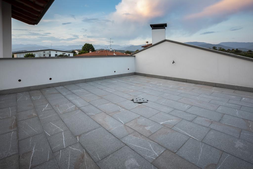 pavimento in pietra piasentina per esterni