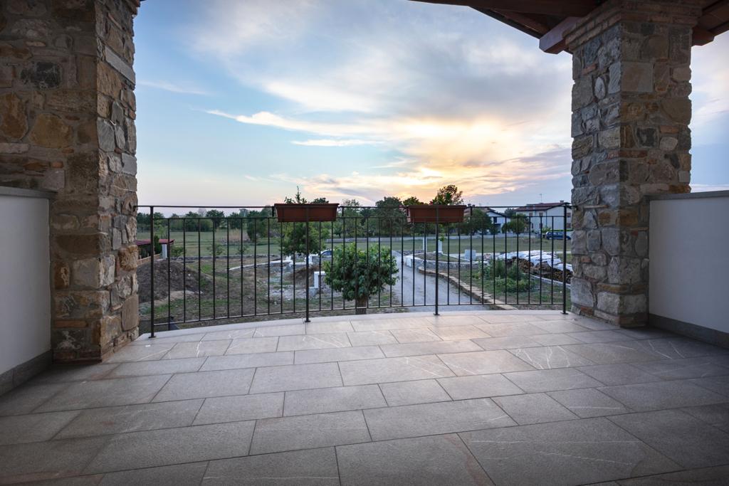 pavimento in pietra piasentina per esterni