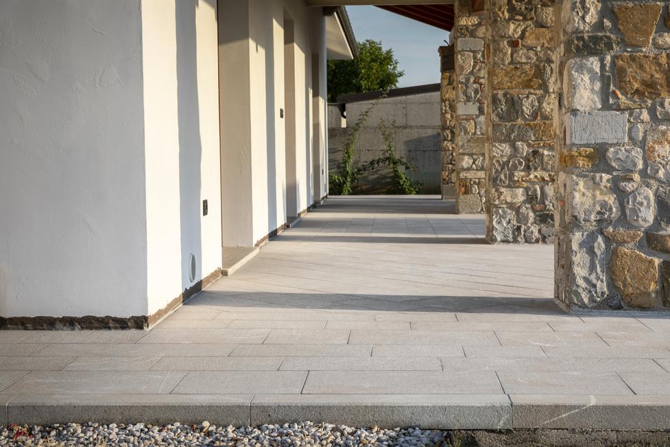 pavimento in pietra piasentina per esterni
