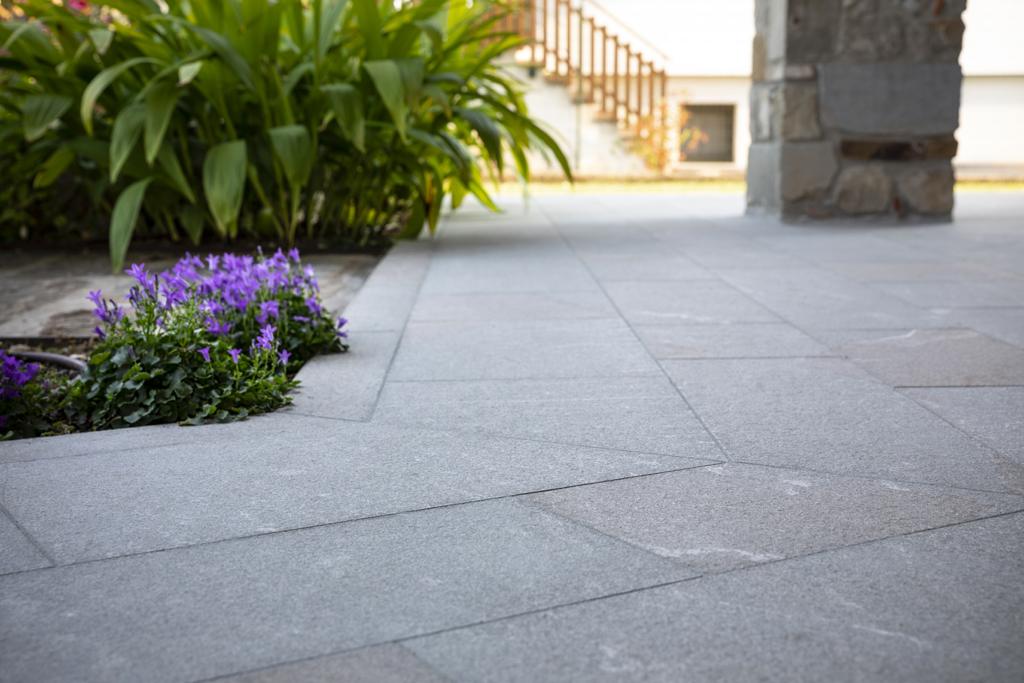 pavimento in pietra piasentina per esterni