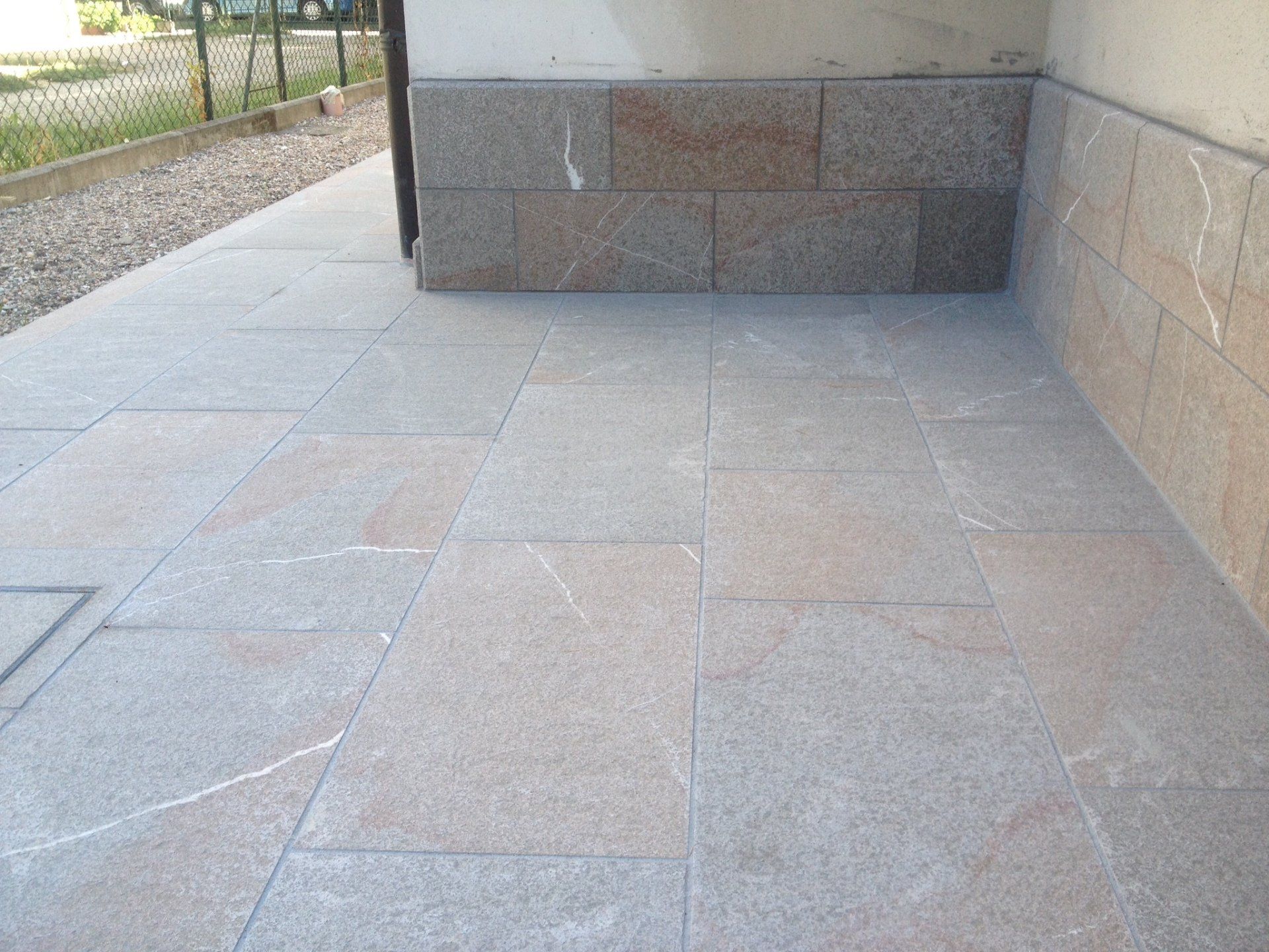 pavimento in pietra piasentina per esterni