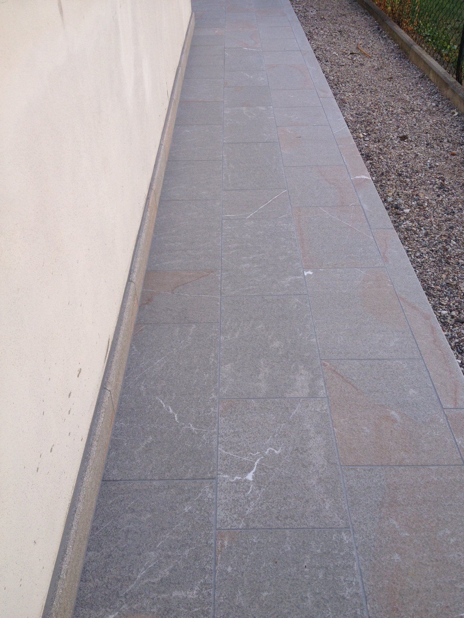 pavimento in pietra piasentina per esterni