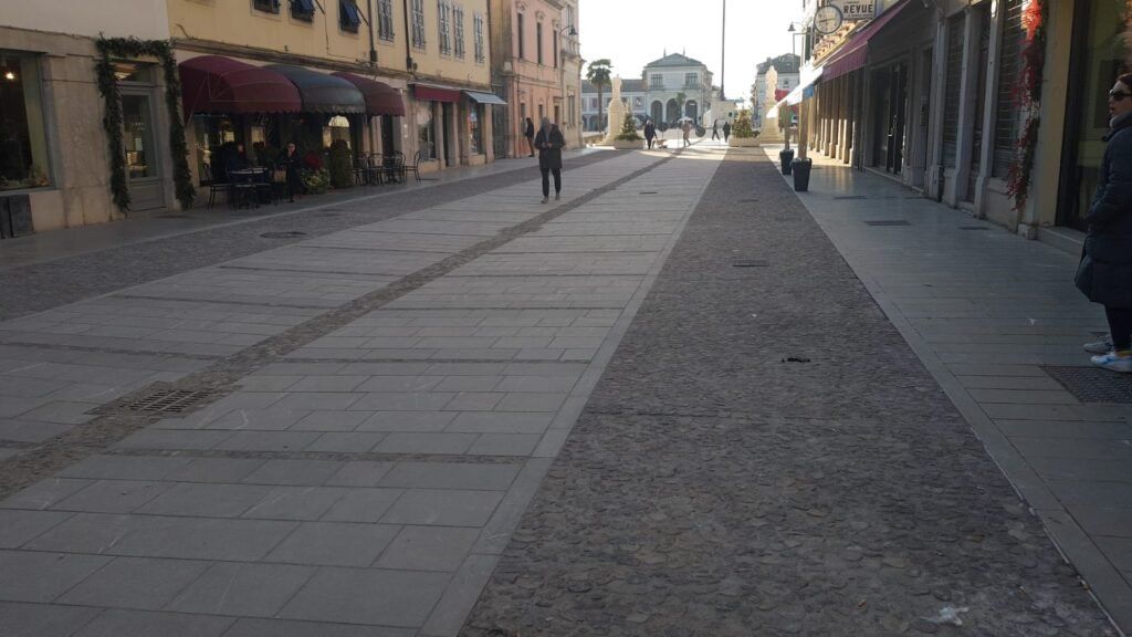 pavimento in pietra piasentina per esterni