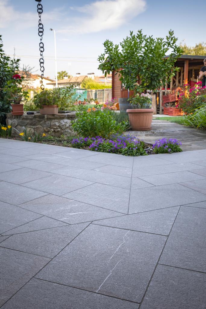 pavimento in pietra piasentina per esterni