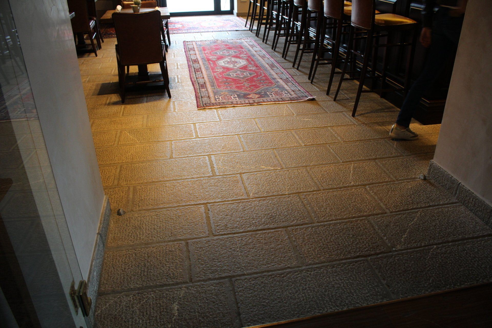 pavimento in pietra piasentina per interni