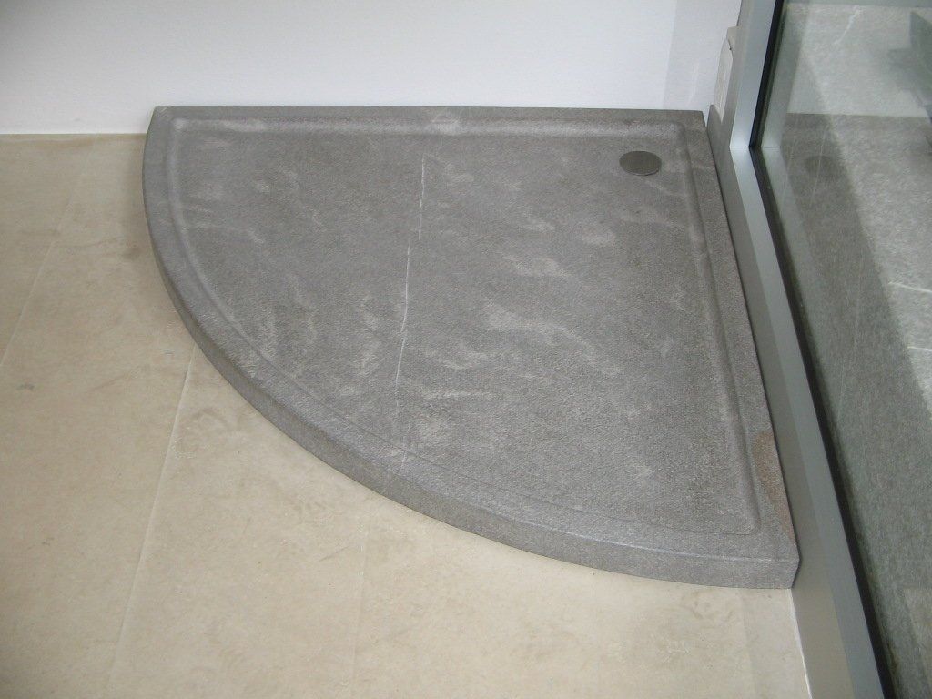piatti doccia realizzati in pietra piasentina