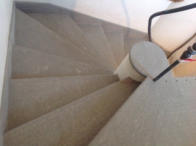 dettaglio gradini di una scala in pietra piasentina