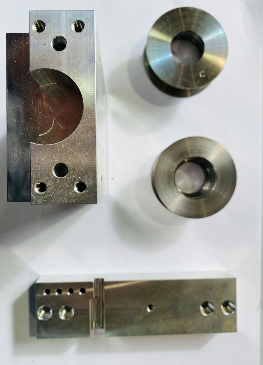 quattro componenti metalliche