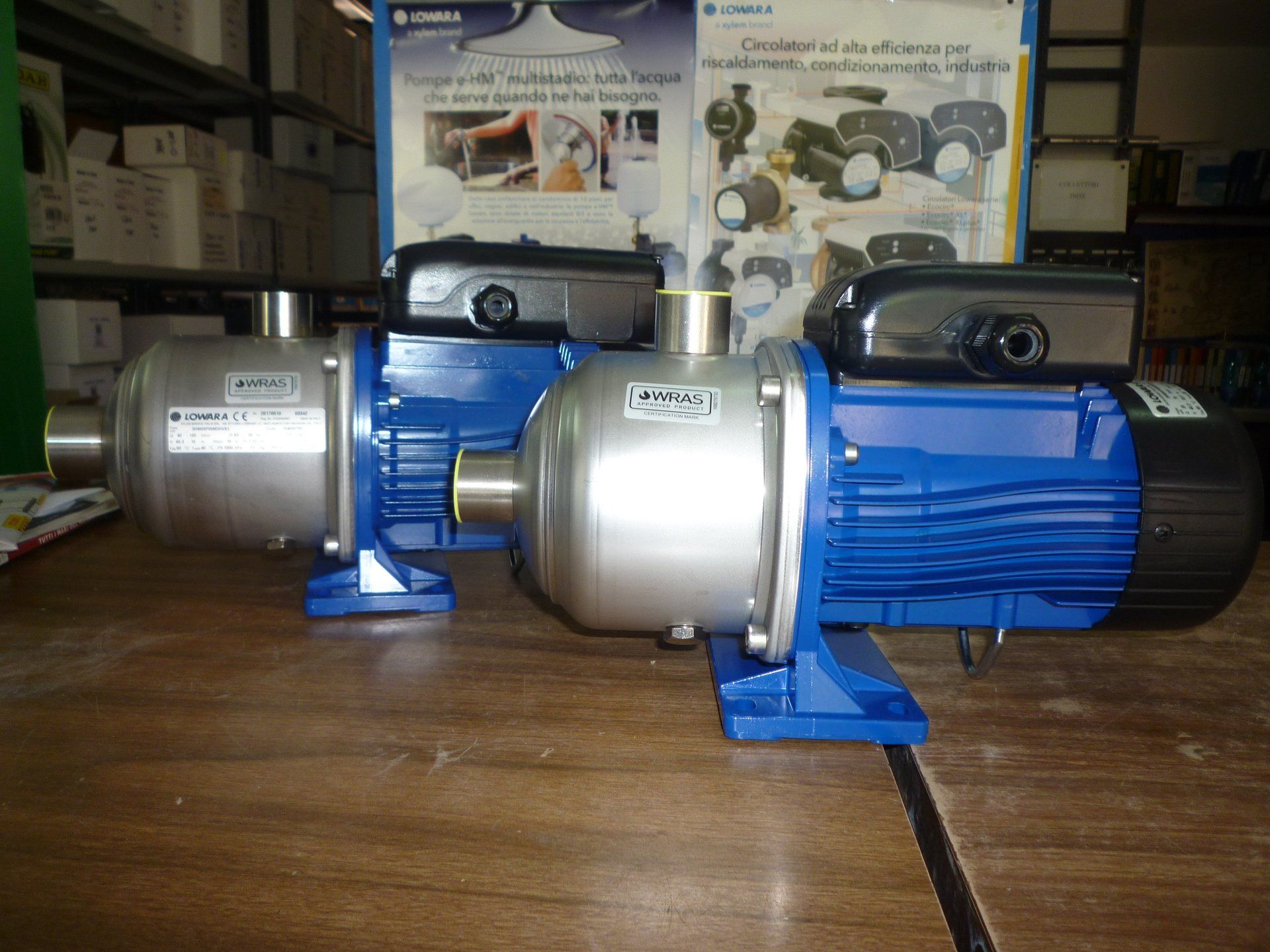 pompa argento e blu per piscine