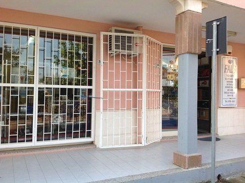 vista esteriore dell'edificio aziendale con cancello in ferro