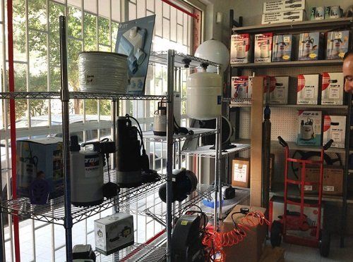 pompe elettriche esposte in scaffali