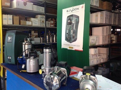 pompe elettriche in metallo esposte su un tavolo blu