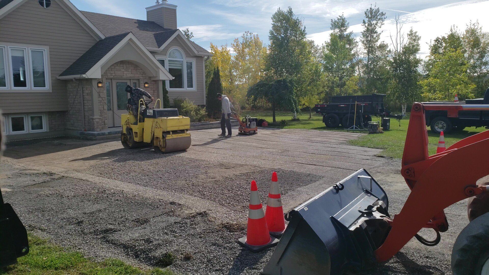 Une grande maison avec beaucoup de machines devant elle.