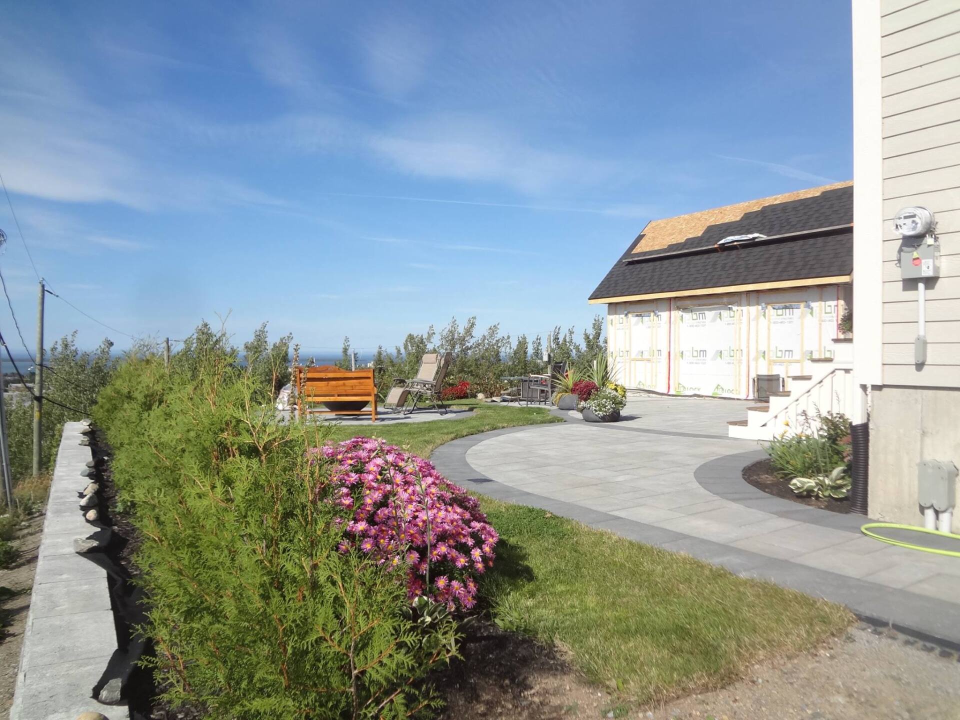 Une maison en construction avec une passerelle en béton qui y mène