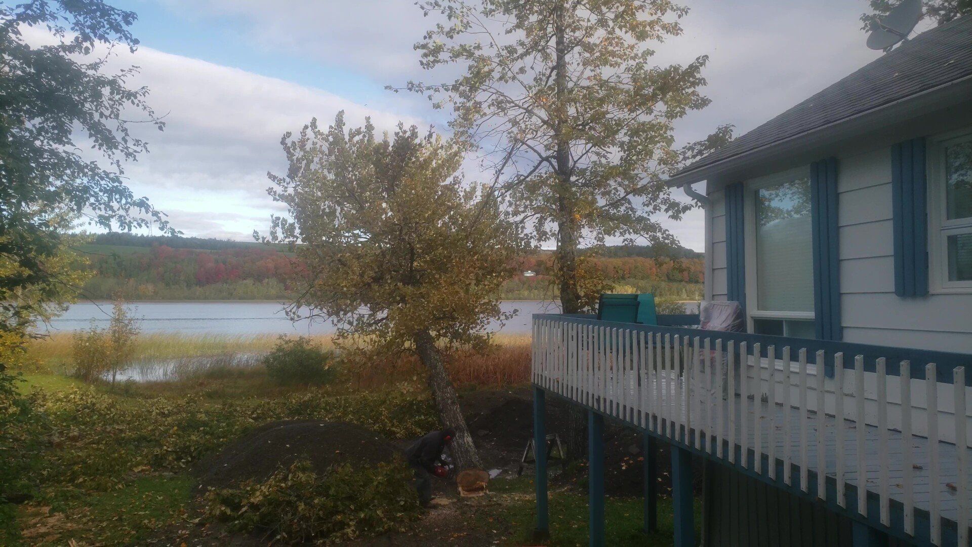 Une maison avec une grande terrasse donnant sur un lac